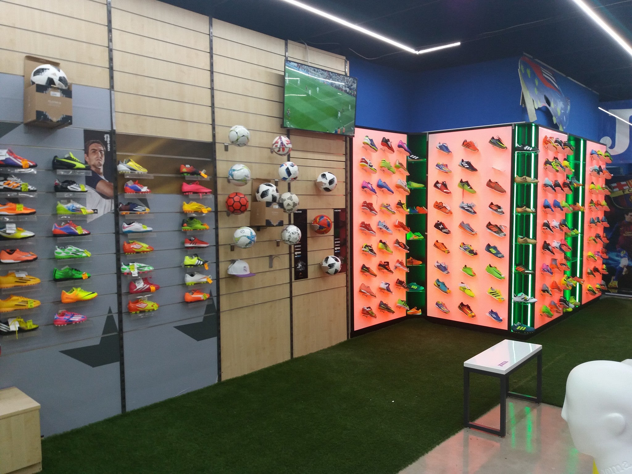 Interior de la tienda deportes roma