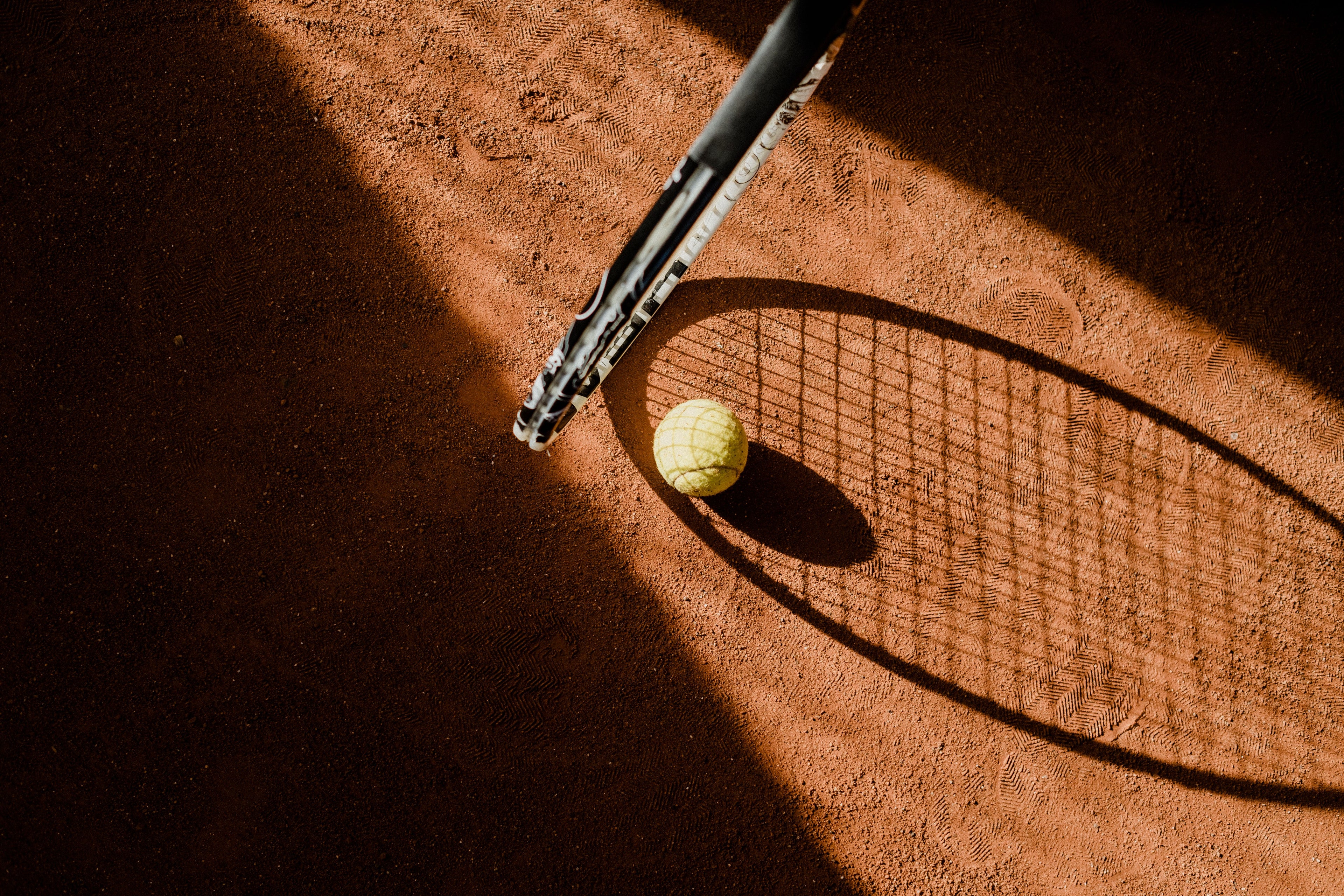 raqueta de tenis y pelota en una pista de tenis
